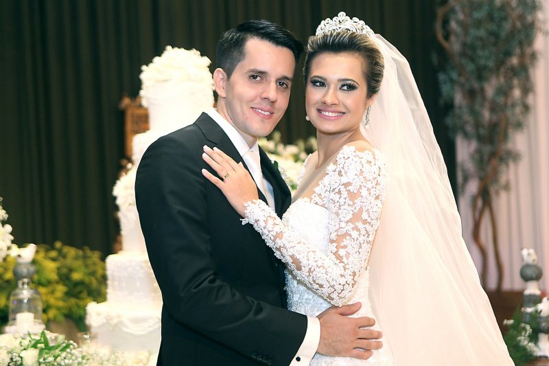 Pedro Benevides e Myrelle Coura sobem ao altar