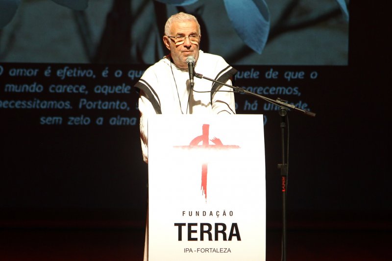 Padre Airton fala de 'Amor' e emociona cearenses durante palestra no teatro do RioMar