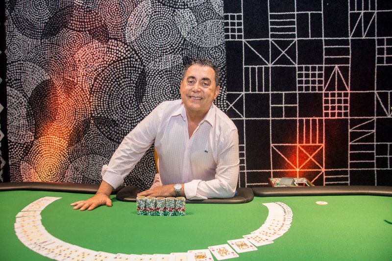 Adroaldo Carneiro transforma sua flagship store em um verdadeiro cassino para apresentar nova coleção