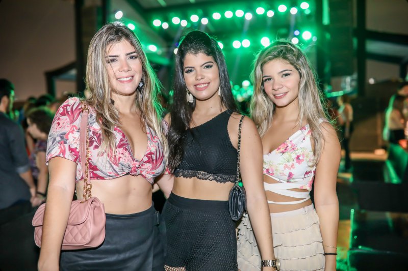 Atitude 67 arrasta uma turma festeira até o Terminal Marítimo de Passageiros