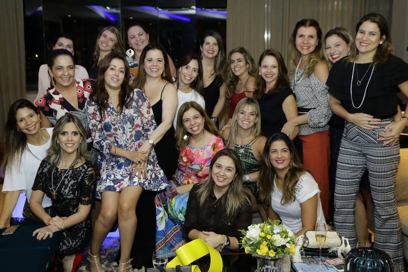 Isabelle Borges comemora aniversário rodeada de amigas