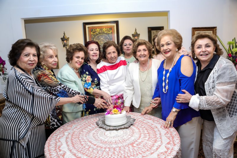 Dayse Machado celebra seus 90 anos rodeada das amigas