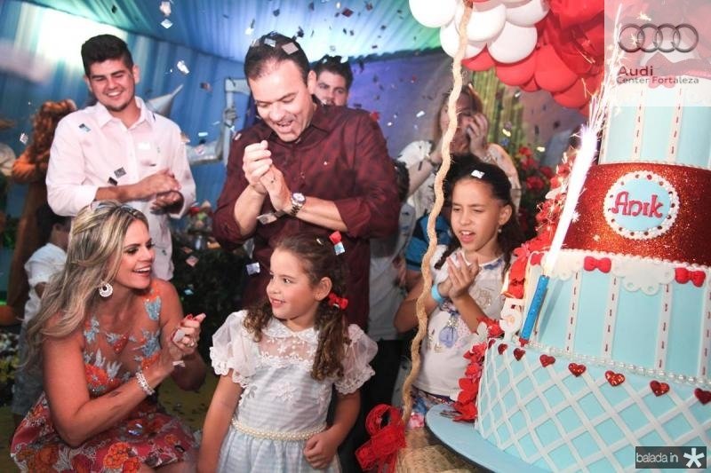 Layla e Guilherme Fujita Neto comemoram os 5 aninhos de Anik