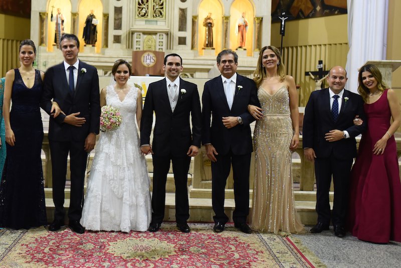 Mayra e Assis Filipe trocam alianças na Igreja do Cristo Rei