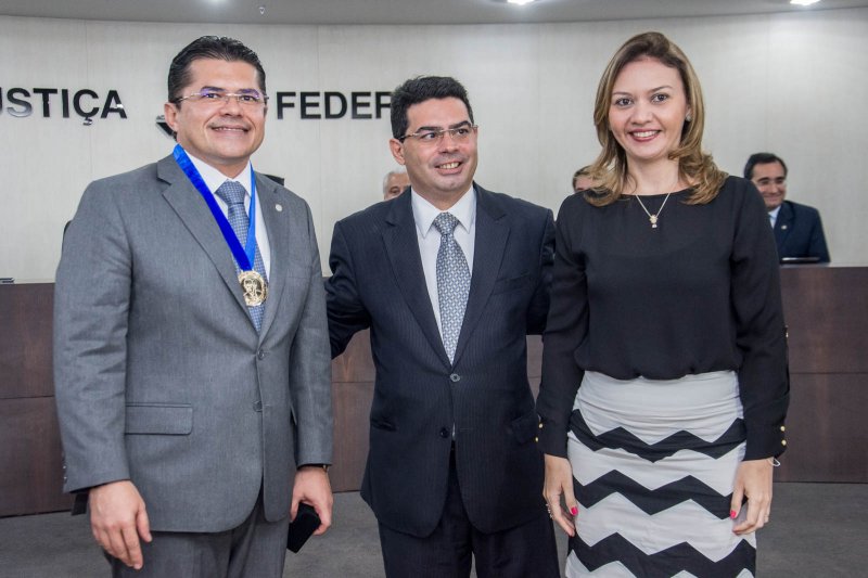 Dias antes de sua posse no CNJ, Valdetário Monteiro é agraciado com a Medalha Juiz Federal Roberto de Queiroz