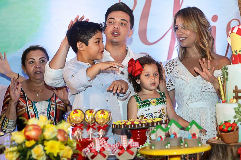 Wesley e Thyane armam uma linda festa para brindar os três anos da