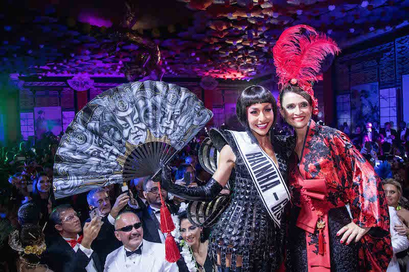 Rainha da 24ª edição do Baile do Copa, Sabrina Sato encanta o público vestida de gueixa contemporânea