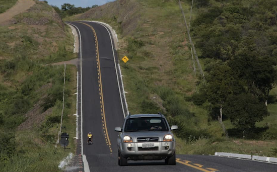 Camilo entrega rodovia e Areninha em Cariús