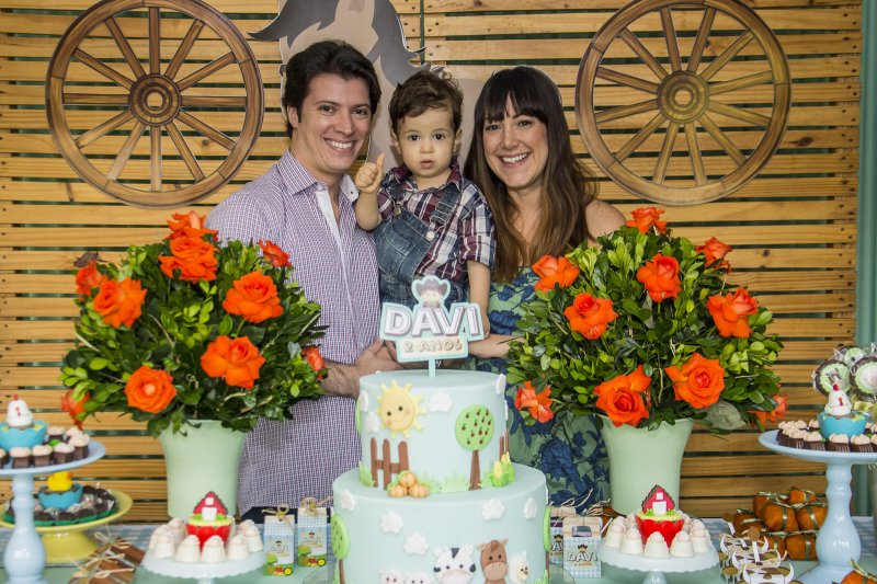 Davi festejou seus dois anos em animada festa organizada pelos pais Camila e Júnior Coutinho