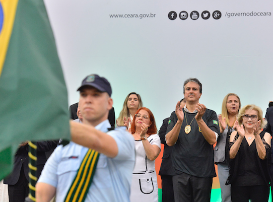 Camilo Santana empossa mil agentes penitenciários