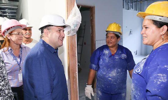 Roberto Cláudio visita obras do IJF-2