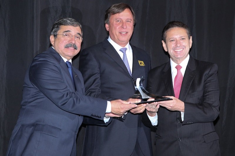 José Simões leva o Troféu Construtor do Ano 2012, na festa anual do Sinduscon-CE