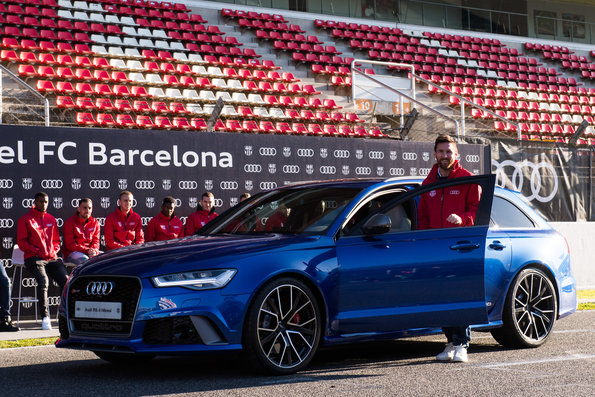 Do campo à pista: jogadores do Barcelona recebem da Audi seus “novos brinquedos”