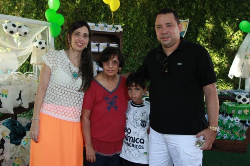 Duduca e Dulce Fujita festejaram os 7 anos do herdeiro Edmar Neto