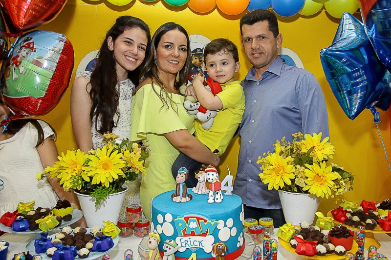 Erick e Raquel Vasconcelos festejam os 4 anos do herdeiro Erick Filho