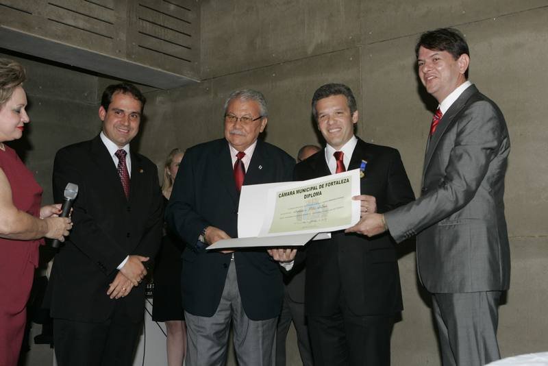 Ferruccio Feitosa foi condecorado com a Medalha Boticário Ferreira durante Sessao Solene da CMF