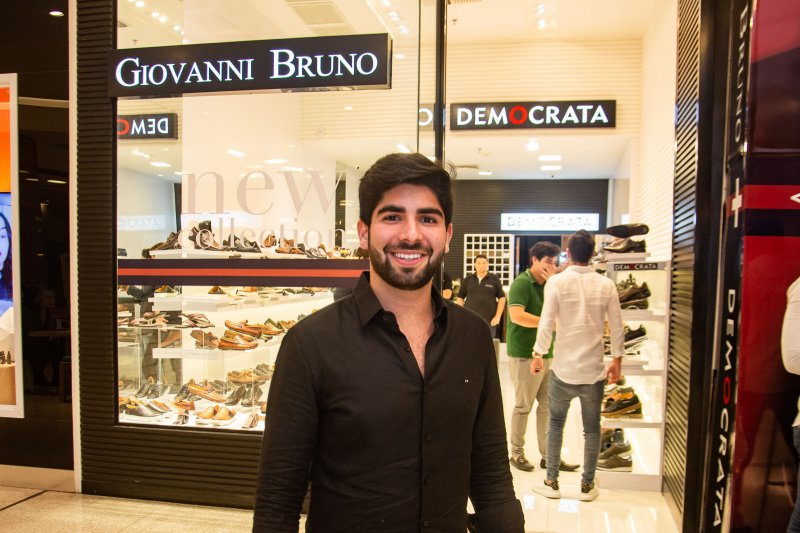 Giovanni Bruno reúne uma turma das boas durante inauguração da nova loja