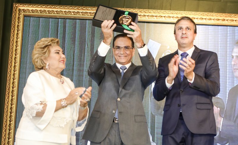 Beto Studart é agraciado com a Medalha Ivens Dias Branco, no Palácio da Abolição