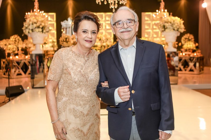 Ednilton e Leninha Soárez celebram Bodas de Ouro em noite de pura alegria