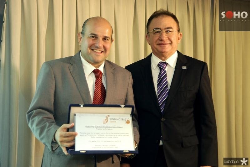 Roberto Cláudio é homenageado durante solenidade comemorativa dos 70 anos do Sindihoteis