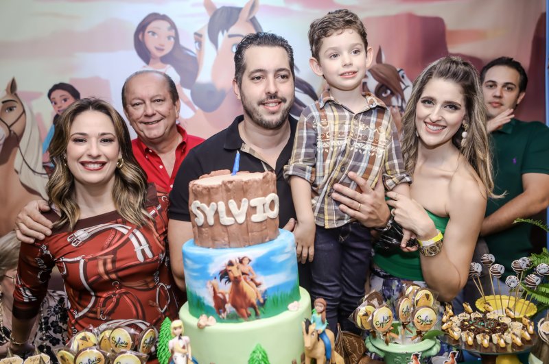 Silvinha e Rafael Leal recebem altinhos e baixinhos para celebrar os 4 anos do herdeiro Sylvio.