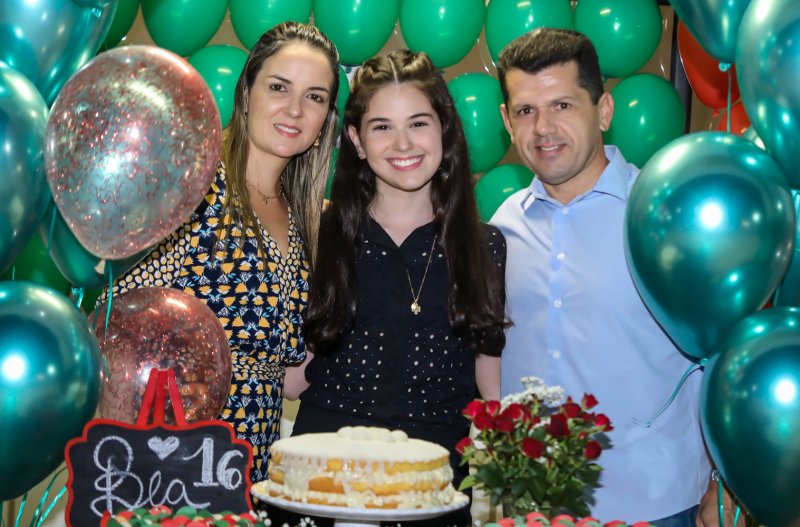 Beatrice Vasconcelos completa 16 anos e comemora a nova idade ao lado dos amigos