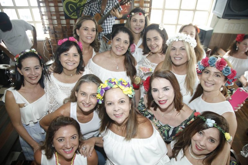 Jane Juaçaba celebra a nova idade rodeada de amigas no Outras Palavras