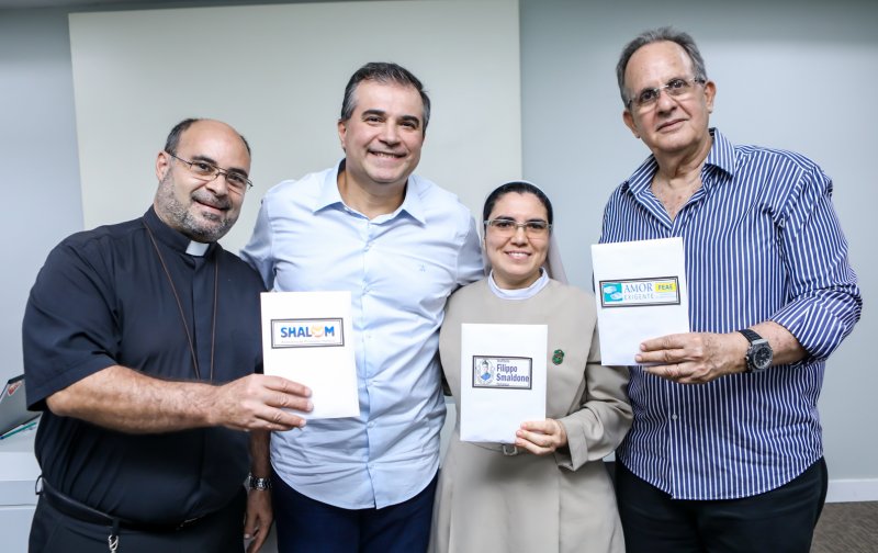 Ricardo Bezerra realiza a entrega de doações da campanha Coração Solidário