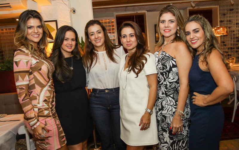 Claudiana Loureiro comemora aniversário ao lado de sua turma de amigas, na Garrafeira