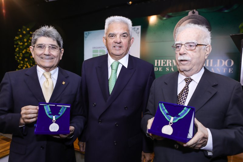 Biblióflilo José Augusto Bezerra e o jornalista Cid Carvalho são agraciados com a Medalha Hermenegildo de Sá Cavalcante