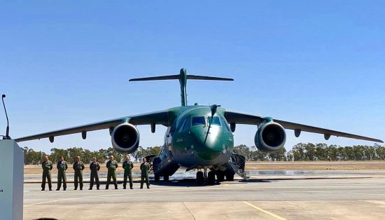 Heitor Freire vai à entrega do KC-390 e obtém R$ 29 milhões para o Açude Banabuiú