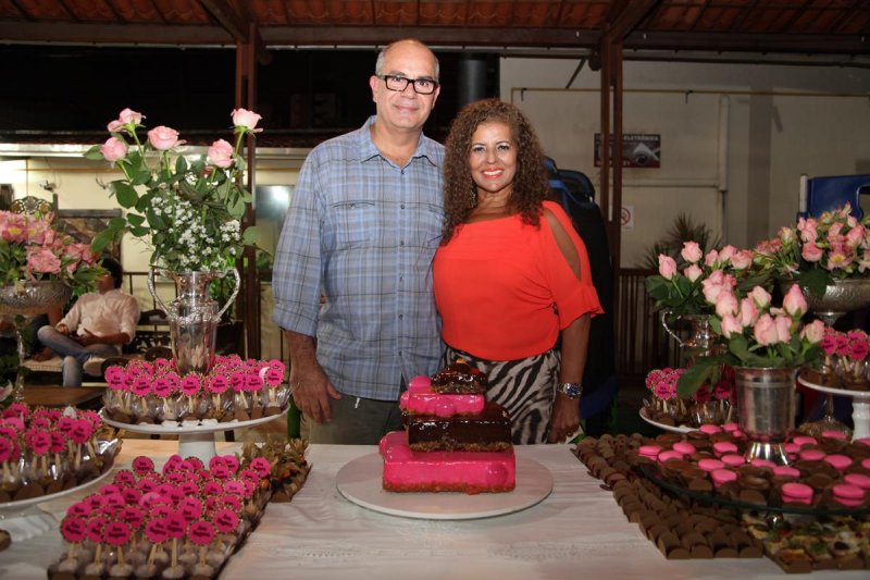 Ana Campos reúne os amigos e comemora aniversário no Restaurante Colher de Pau