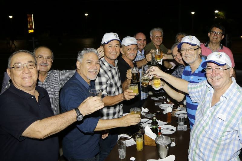 Turma de amigos, do Colégio Militar, se reúne no Coco Bambu