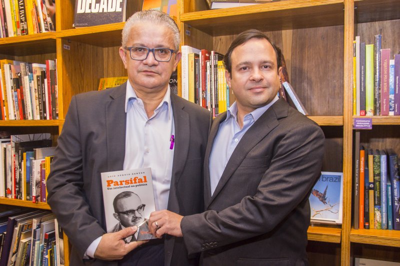 Igor Queiroz Barroso faz discurso emocionado no lançamento da biografia do avô