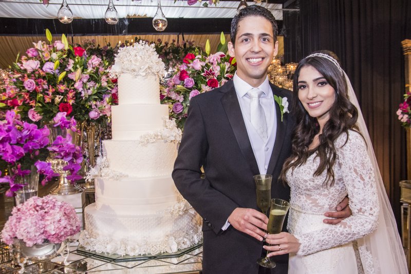 Lorie Diniz e Angelo Figueiredo trocam alianças na Igreja do Libano