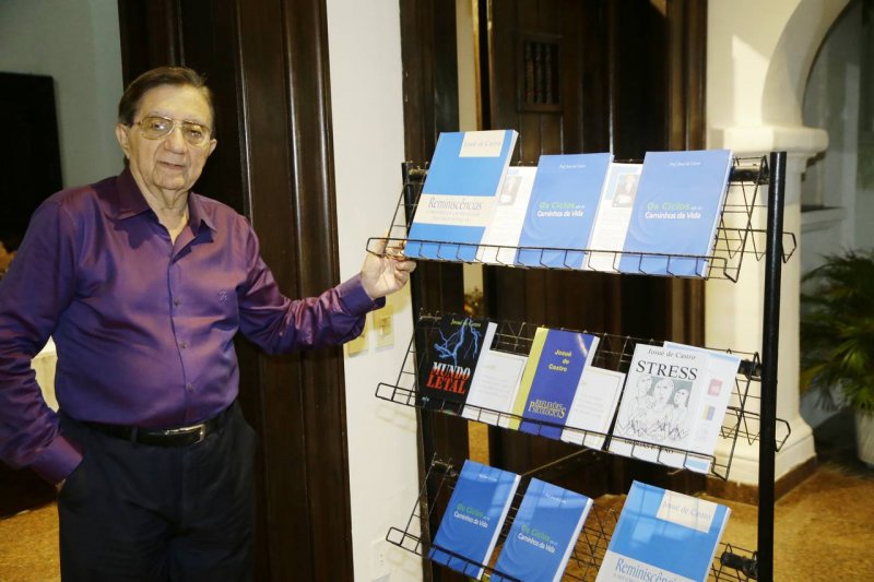 Dr. Josué de Castro lança livros no Ideal Clube