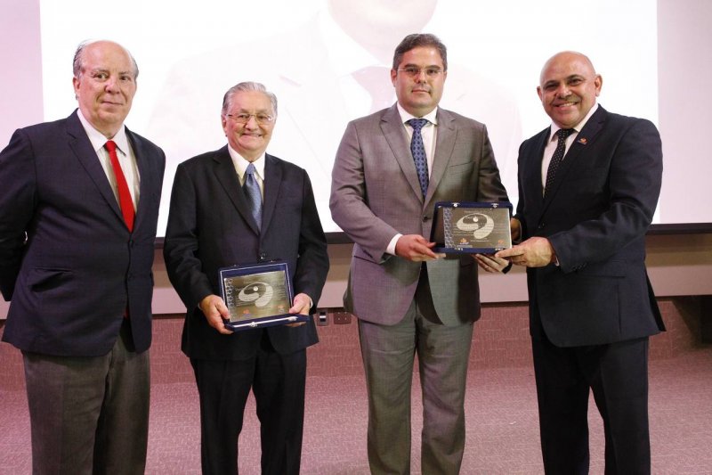 Edson Queiroz Neto e Lavanery Wanderley são homenageados com a entrega do Prêmio Acomac Ceará 2017- Melhores do Ano