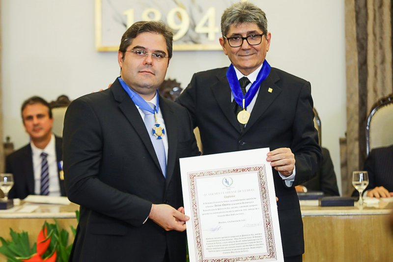 Chanceler Airton Queiroz é homenageado pela Academia Cearense de Letras