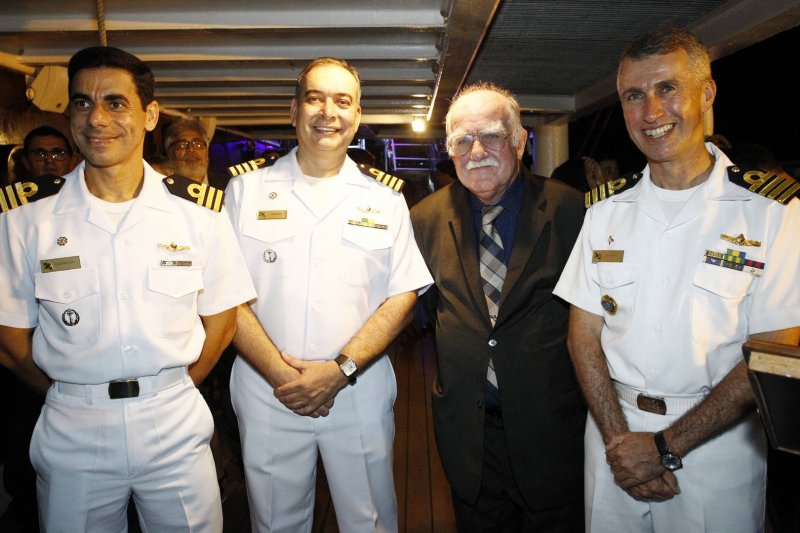 Madson Cardoso Santana recebe convidados seletos em visita guiada ao Navio-Veleiro Cisne Branco