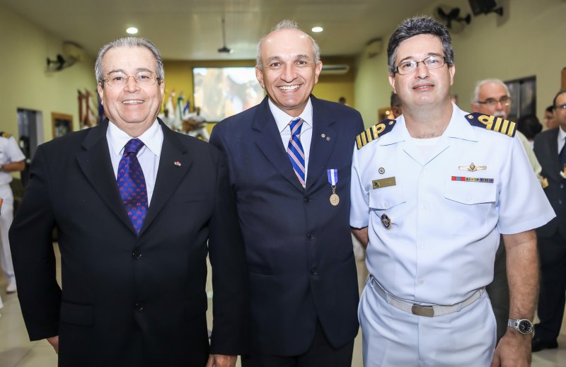 Medalha Amigo da Marinha é entregue em elegante solenidade na tarde de ontem