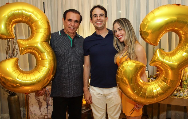 Gaudêncio Jr. festeja seus 33 anos com festa no apê de seus pais