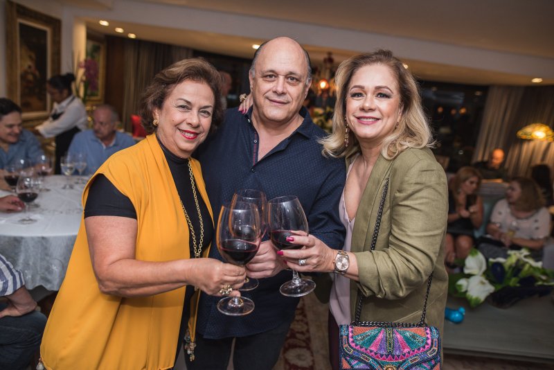 Philomeno Jr festeja aniversário cercado do carinho dos amigos