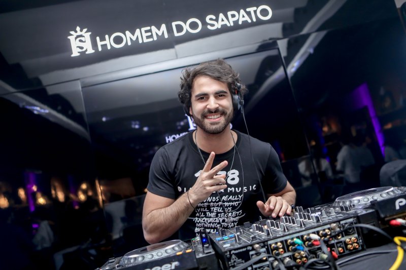 Deejay Ralk incendeia a avant-première da inauguração da Homem do Sapato