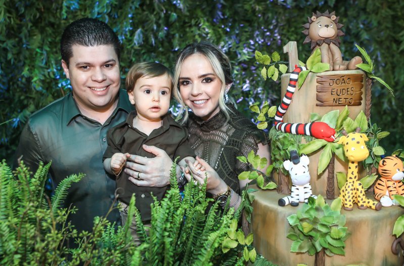 Carolina e João Bruno Aragão armam um festão no Ed. Mansão Macêdo para comemorar o primeiro aninho do herdeiro João Eudes