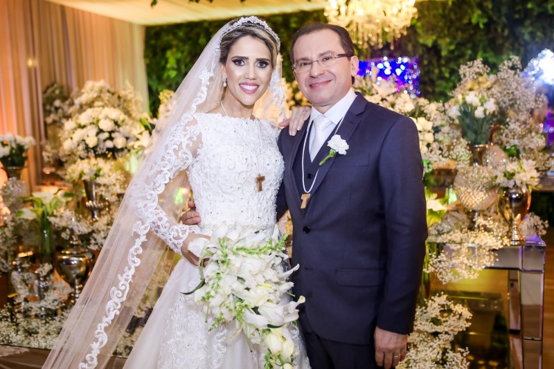 Carlos Matos e Luciana Perdigão sobem ao altar da Igreja do Cristo Rei para tornarem-se marido e mulher