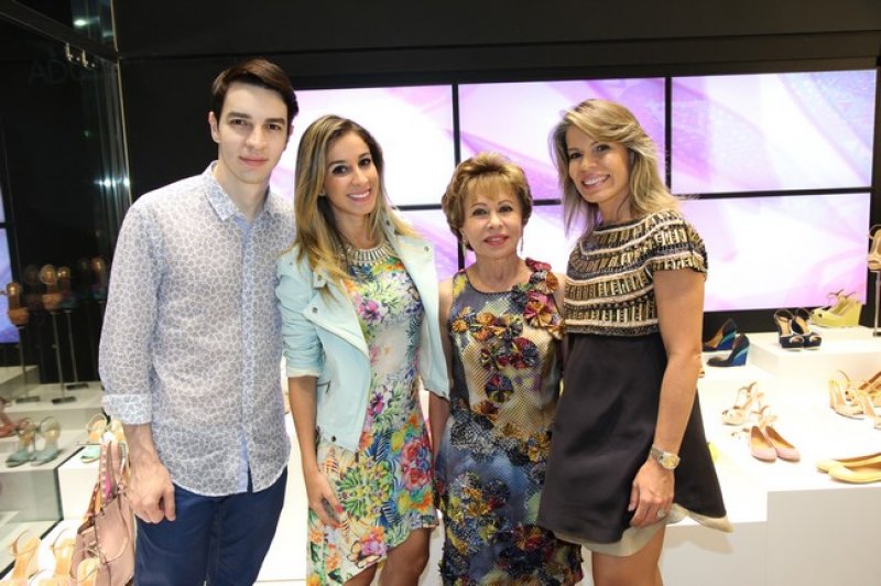 Teve engarrafamento de bonitonas no lançamento da Schutz Summer Collection