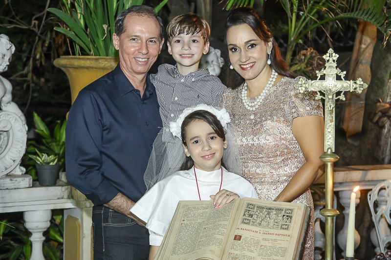 Randal e Maria Elizabeth Pompeu comemoram a primeira eucaristia de Maria Eduarda