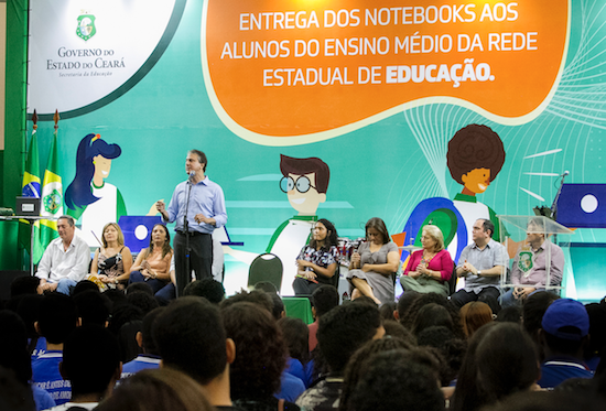 Camilo entrega notebooks a 12 mil alunos do Ensino Médio