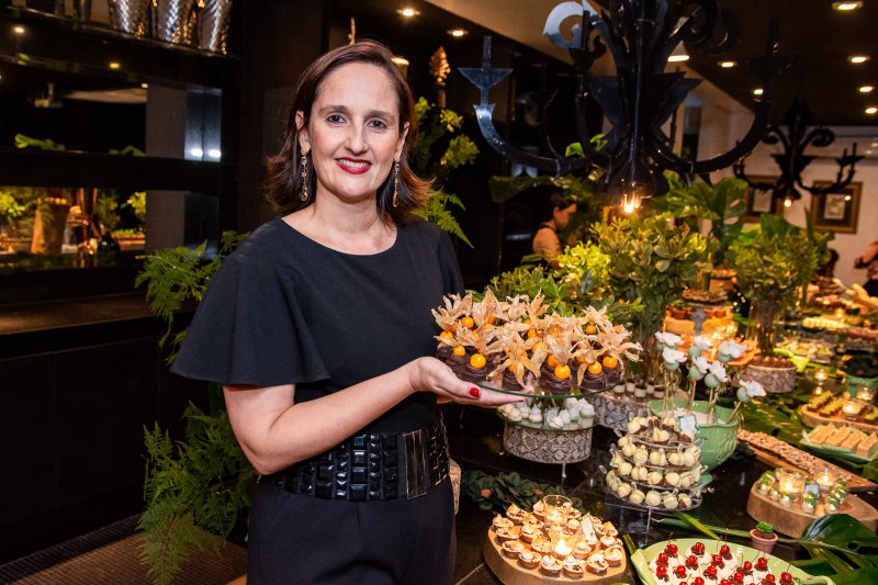 Carol Belchior apresenta as novidades da Carol Chocolates em noite animada no Lounge Salinas