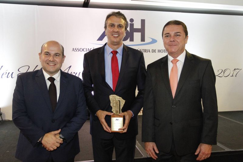 Camilo Santana é agraciado com o Troféu Personalidade Turística ABIH 2017